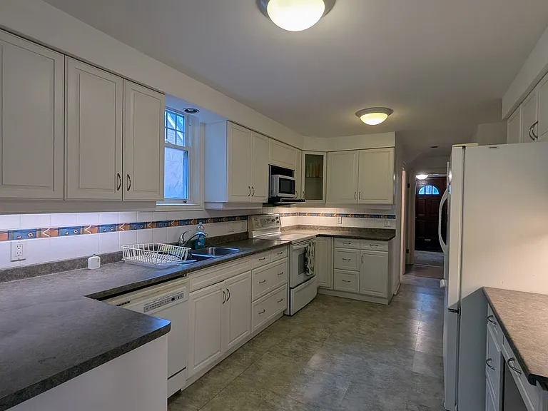 1001 Maitland St — Photo 13