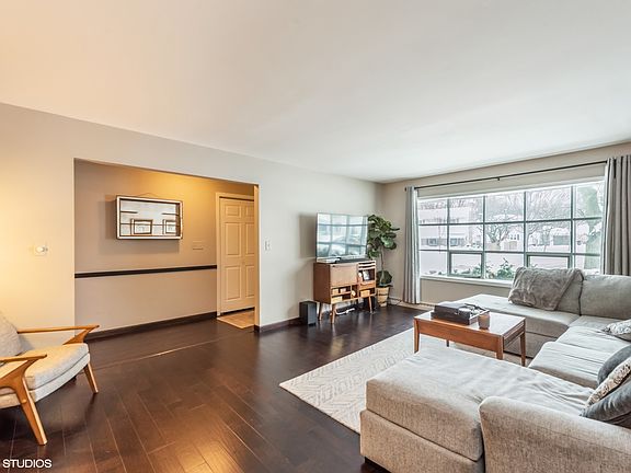 2nd image of 1900 Hollyhock Dr