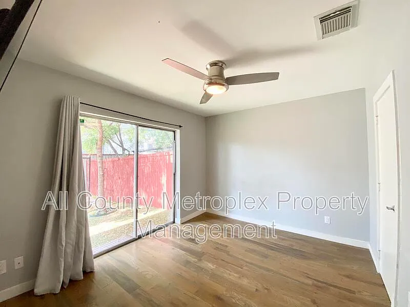 Building Photo - 4213 Dickason Ave #18