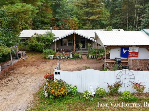 20449 W Gates Rd, Howard City, MI 49329