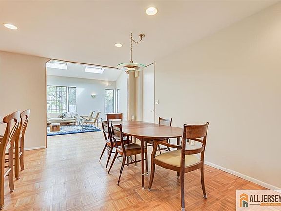 4th image of 6 Waller Ct