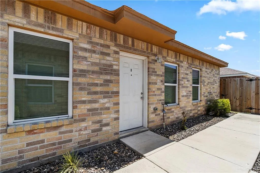 3 bed, 2.0 bath, 1000 sqft, $1,100 — Photo 2