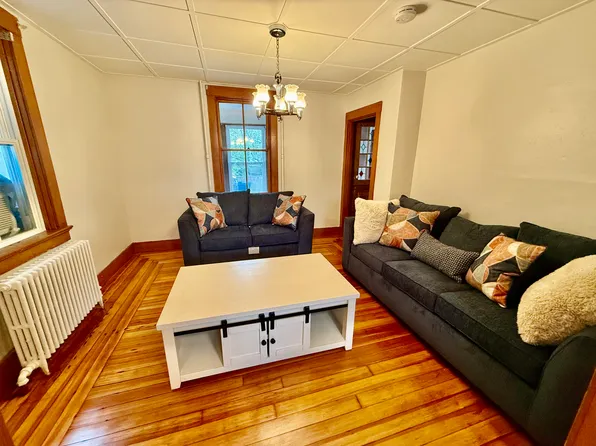 61 Dixon St, Newport, RI 02840