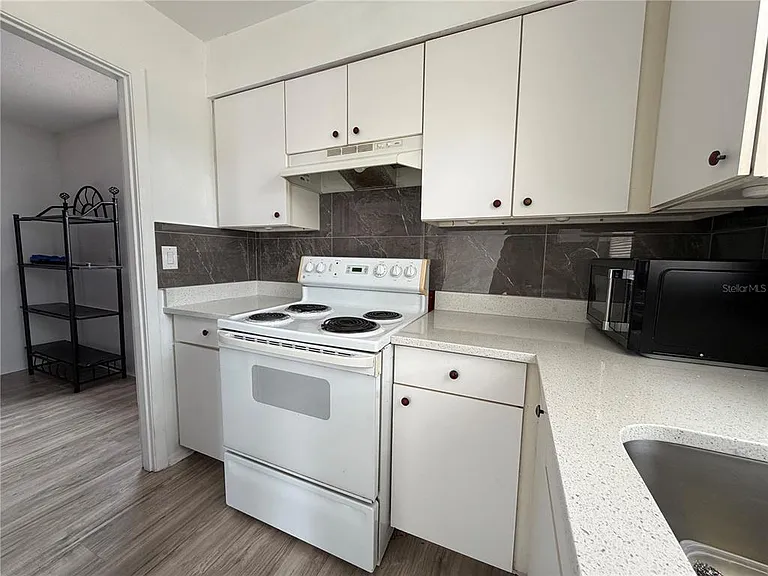 1767 Valencia Ave — Photo 10