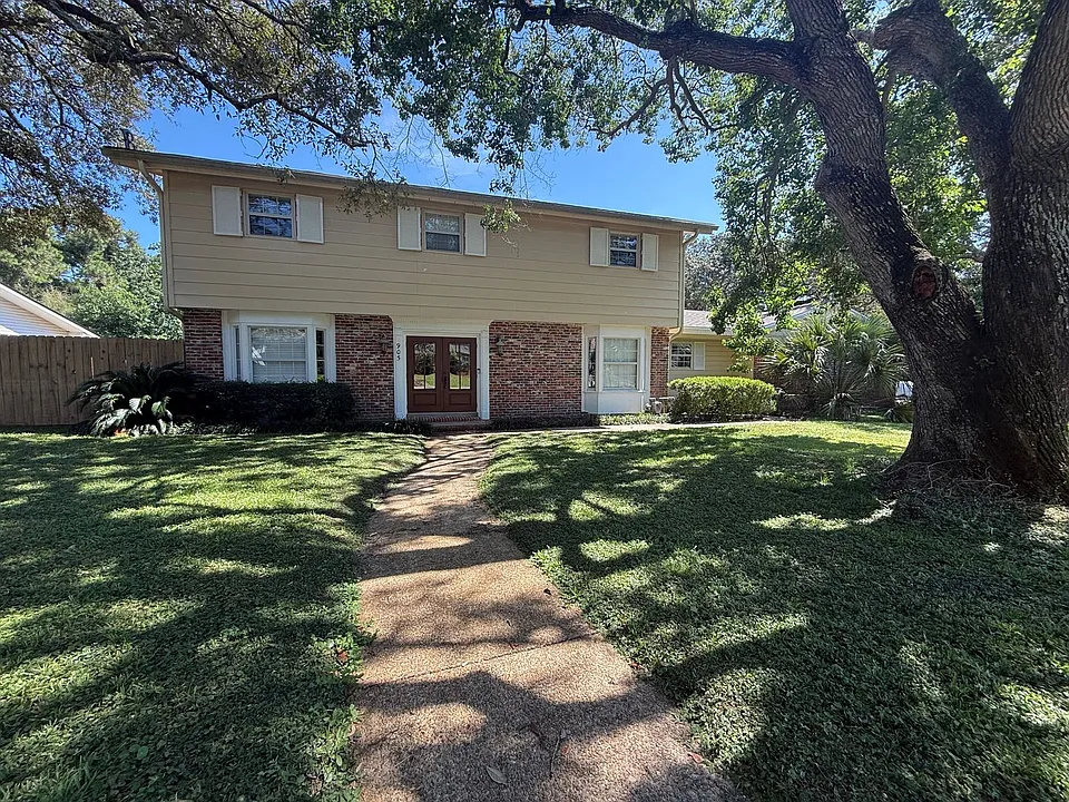905 Poinciana Dr