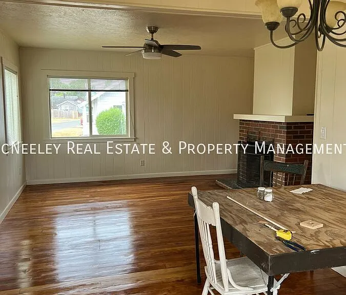 889 N Lincoln St — Photo 3