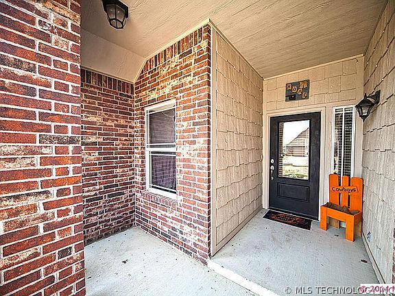3rd image of 14936 Courtney Ln
