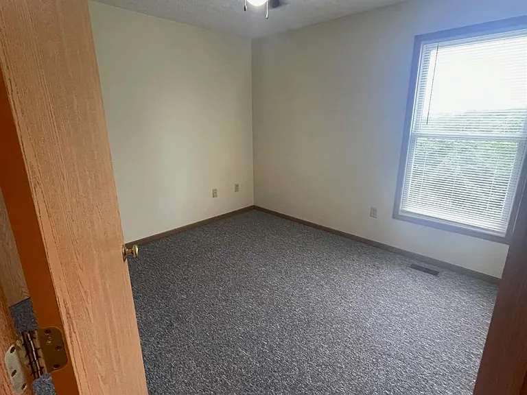 218 Southern Dr — Photo 2