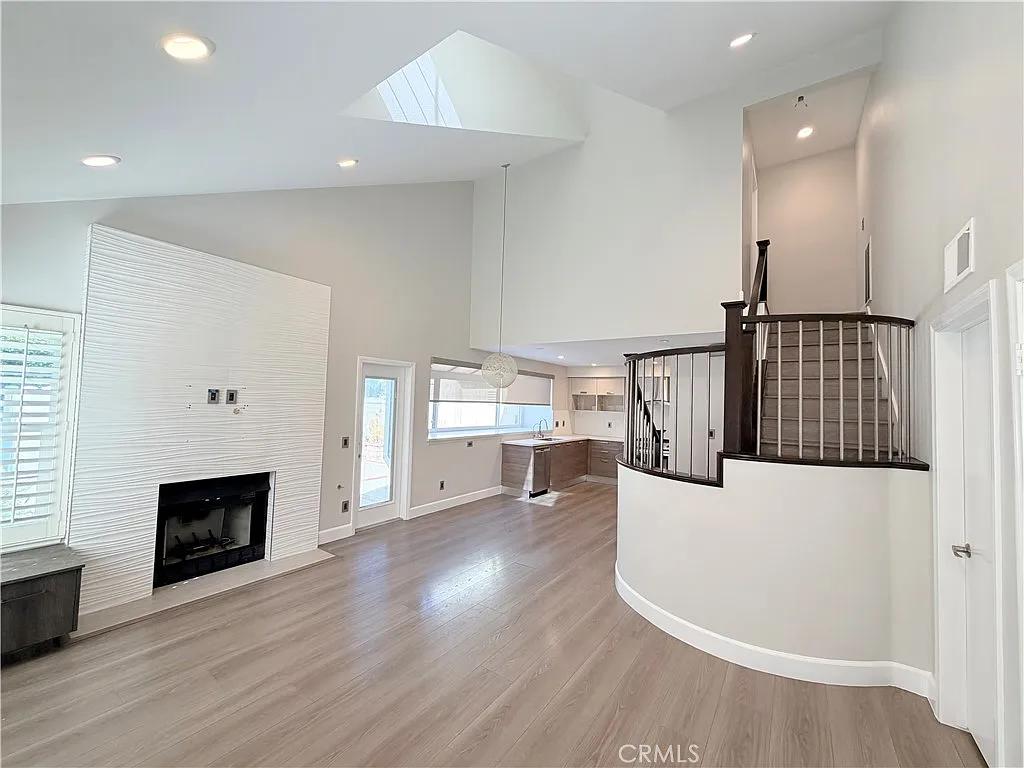 2 bed, 999 sqft, $3,200 — Photo 3