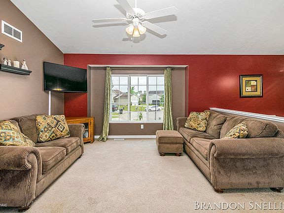 4th image of 602 Silver Birch St