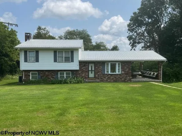 52 Howesville Dr, Tunnelton, WV 26444