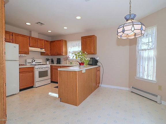 4th image of 36 Trent Dr