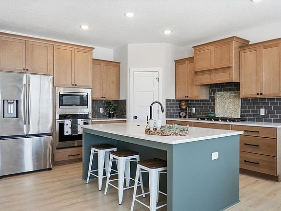 2nd image of 634 Elizabeth Way