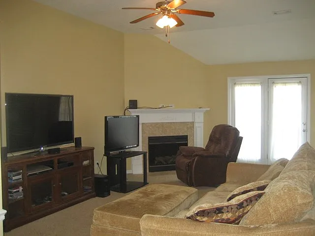 2057 Lake Forest Dr — Photo 2