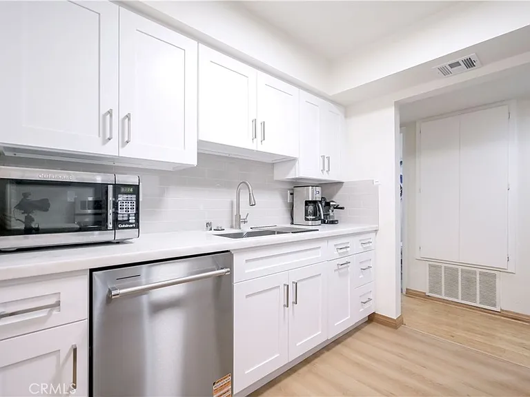 4425 Whitsett Ave — Photo 18