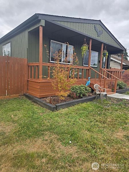 3rd image of 557 SW Pacific Avenue