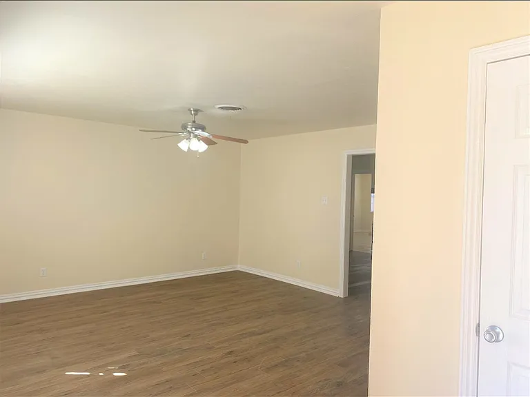 4908 43rd St — Photo 2