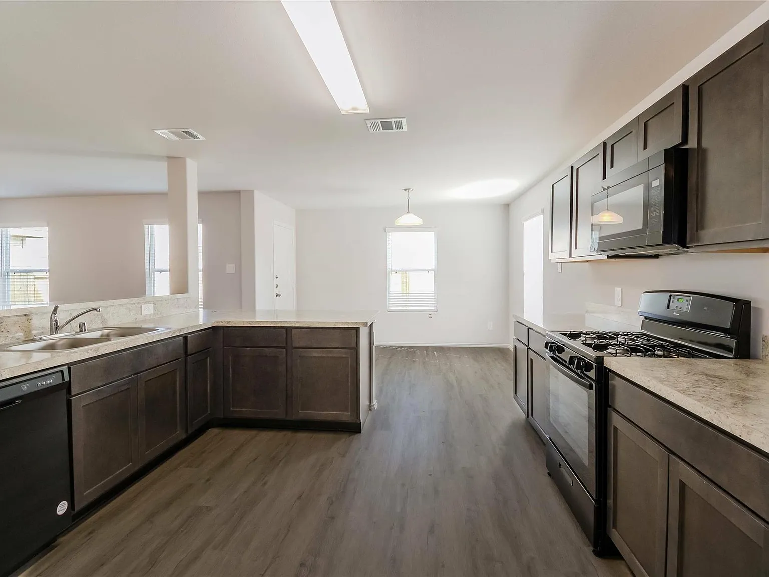 4 bed, 2.5 bath, 1870 sqft, $2,155 — Photo 4