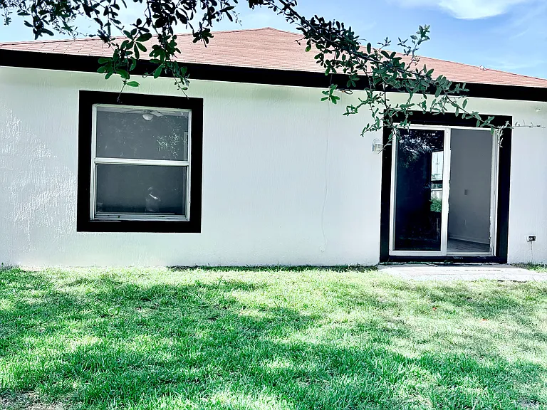 Avenue H — Photo 16