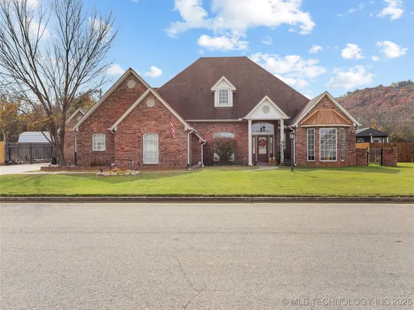 303 Nanih Waiya, Poteau, OK 74953