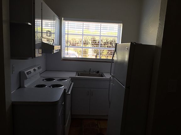 3rd image of 960 Jefferson Ave APT 2