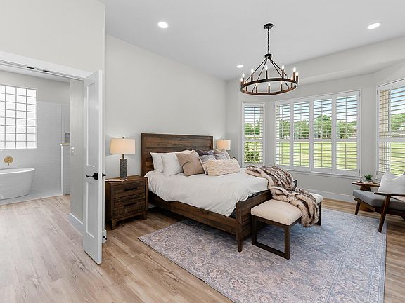 3rd image of 130 Crepe Myrtle Ln