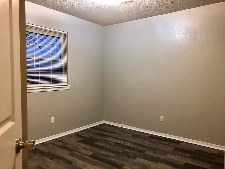 1203 E Pecan St — Photo 12
