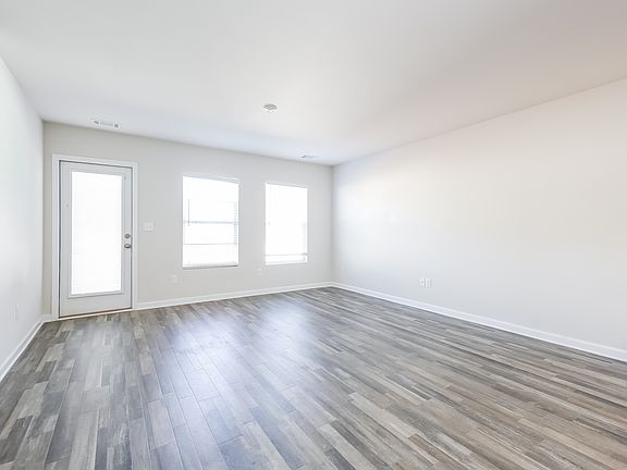 3rd image of 121 Colonial Walk
