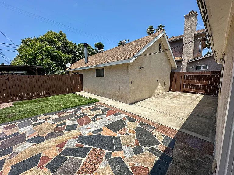 7353 Yarmouth Ave — Photo 15