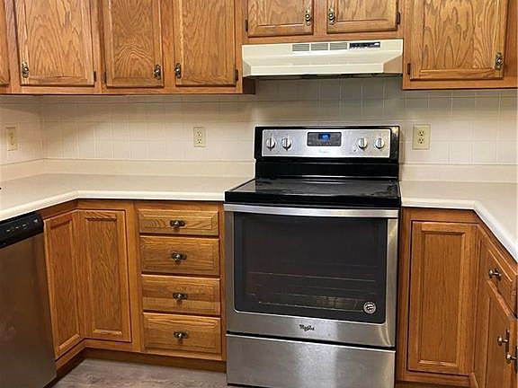5th image of 295 Woodlawn Dr