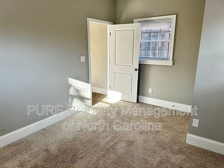 708 Union St S — Photo 32