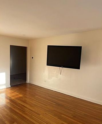 2nd image of 921 E 86th St Floor 1