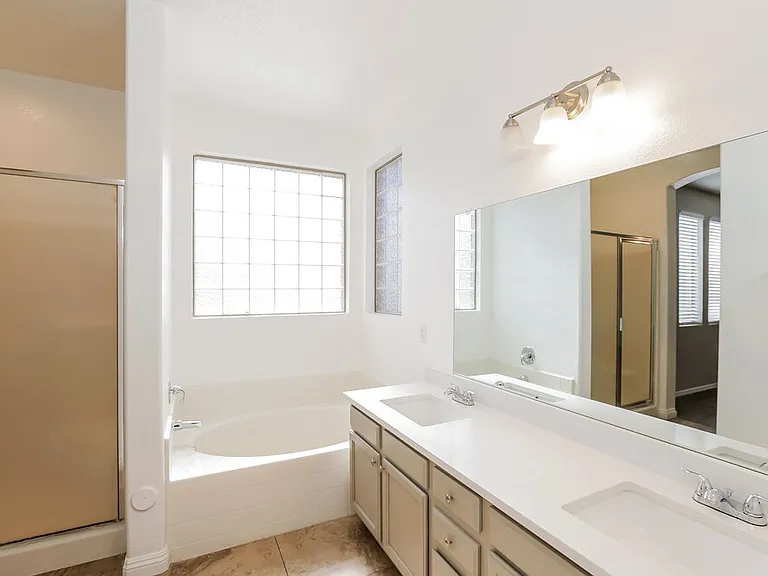 1613 W Saint Catherine Ave — Photo 12
