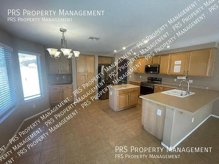 1053 W Bruce Ave — Photo 6