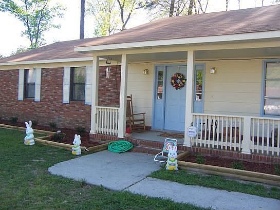 Front of house in 06...looks better now!