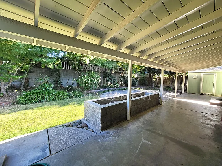 409 Birchwood Ct — Photo 16