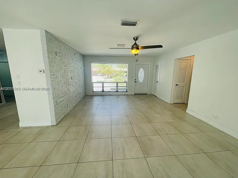 1900 NE 41st St — Photo 7