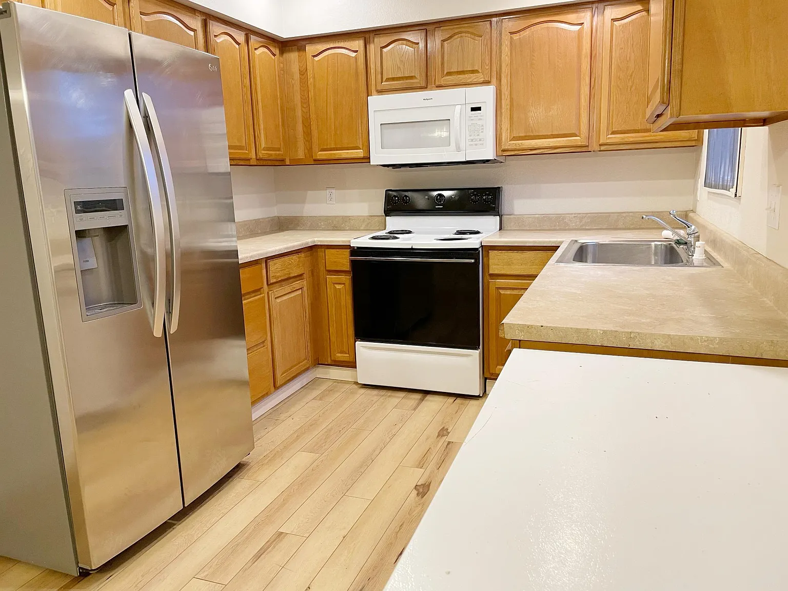 4 bed, 1728 sqft, $2,950 — Photo 2