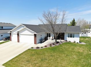 3046 Cody Dr, Bismarck, ND 58503