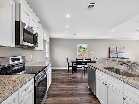 3rd image of 425 Peters Rd