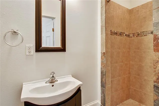 2004 Baronne St #3 — Photo 7