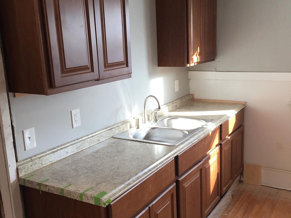 1st image of 354 Roslyn St Uppr And