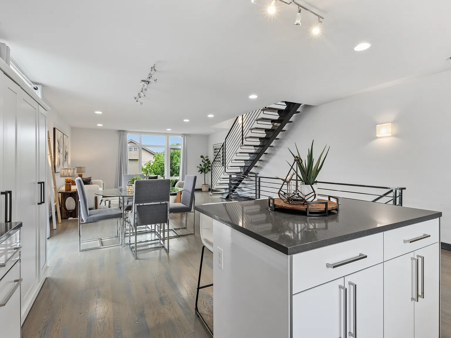 3 bed, 2.5 bath, 1634 sqft, $4,395 — Photo 3
