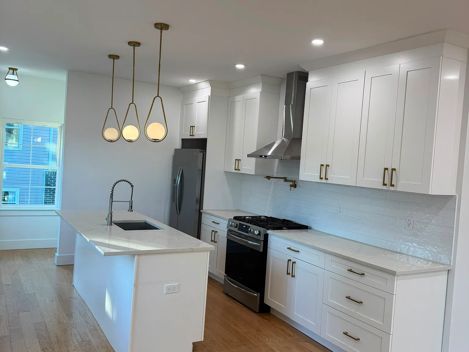 3 bed, 2.5 bath, $4,800 — Photo 2