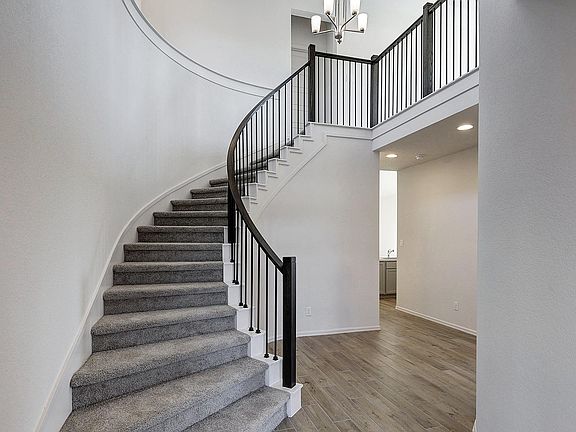4th image of 1556 Alsatian Avenue