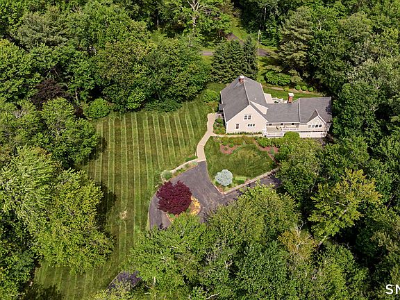 3rd image of 31 Blueberry Hill Road