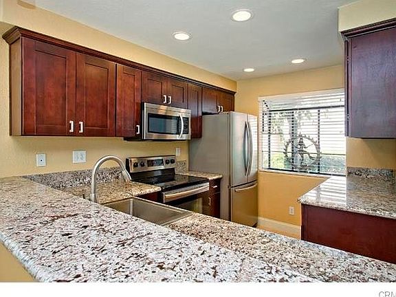 Granite / Stainless steel appliances
