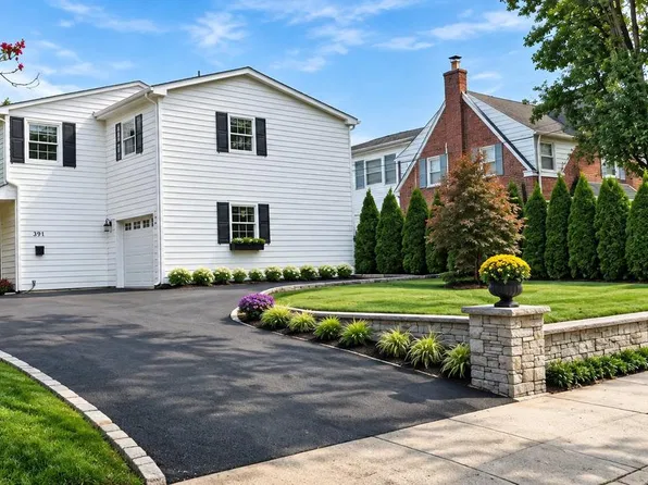 391 Sugartown Rd, Wayne, PA 19087
