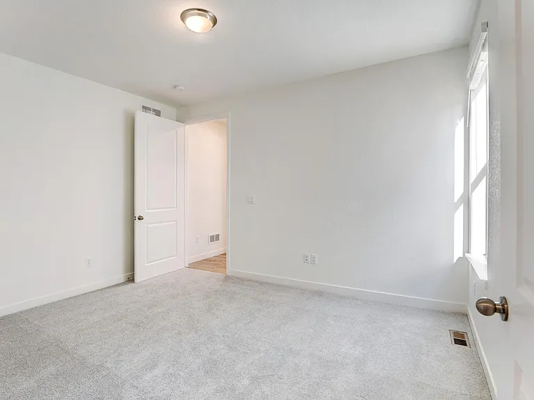12915 Bay St — Photo 9