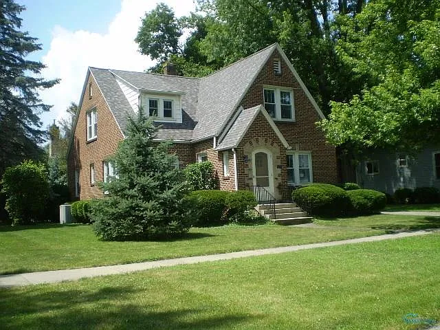 1040 Wayne Ave photo 1